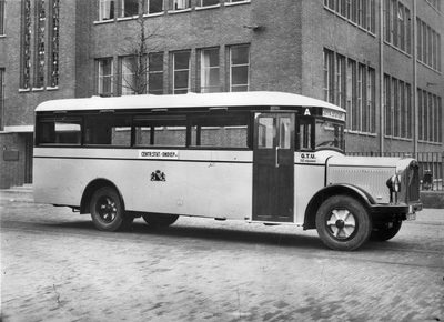 86387 Afbeelding van de Saurer autobus nr. 10 (serie 8-14) van het G.E.T.U. in de Nicolaas Beetsstraat te Utrecht.